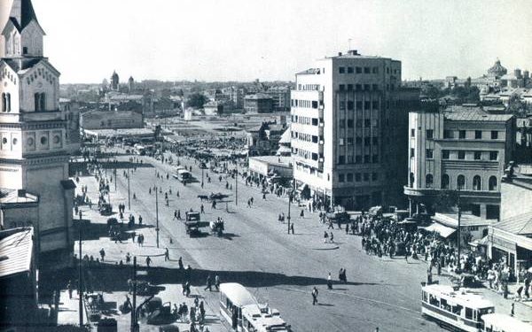 O primăvară amânată pentru București, dar cu evenimente culturale de excepție Bucureștiul marchează un final de lună martie într-un mod subtil, o primăvară pășind timid peste capitală, iar atmosfera urbană pare să fie în așteptarea unei reîntoarceri definitive a soarelui și a temperaturilor calde