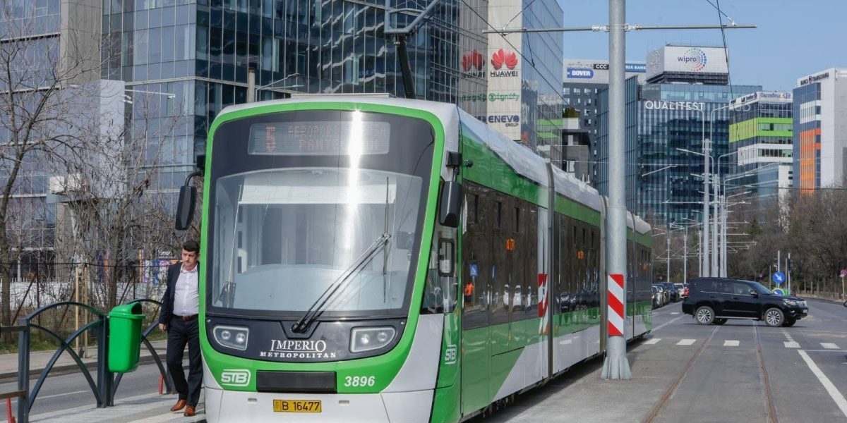 Primăria Capitalei a anunțat reluarea circulației tramvaiului 5 pe traseul modernizat între Băneasa și Pantelimon, eveniment care a avut loc astăzi, după o perioadă de peste doi ani de lucrări complexe