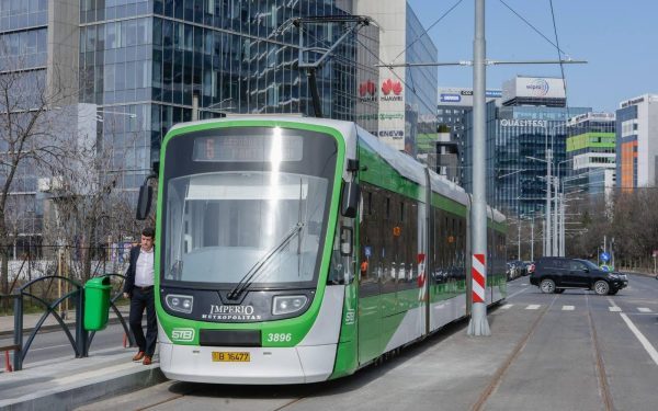 Primăria Capitalei a anunțat reluarea circulației tramvaiului 5 pe traseul modernizat între Băneasa și Pantelimon, eveniment care a avut loc astăzi, după o perioadă de peste doi ani de lucrări complexe