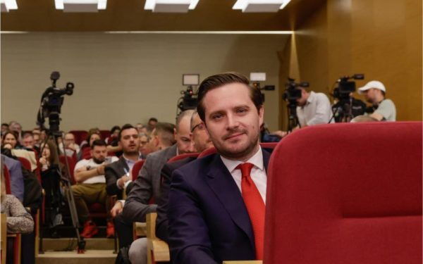 Astăzi, autoritățile locale din București au anunțat oficial aprobarea unui proiect menit să actualizeze chiriile pentru locuințele administrate de Administrația Fondului Imobiliar (AFI), punând astfel punctul final unui proces care a durat aproape două decenii