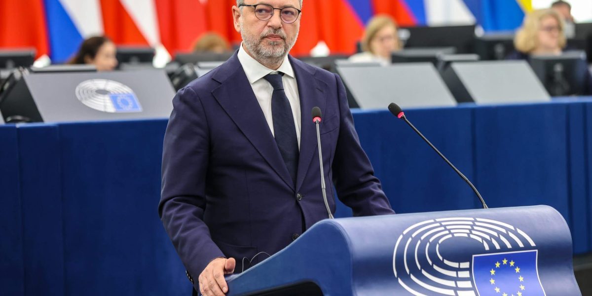 PNL acuză PSD de incertitudine în propunerile pentru măsuri sociale, În timp ce tensiunile din coaliție escaladează Liderii partidelor de la guvernare se află din nou în centrul atenției după declarațiile dure și acuzele reciproce legate de inițiativele pentru sprijin social, într-un context tensionat accentuat de disputele legate de buget