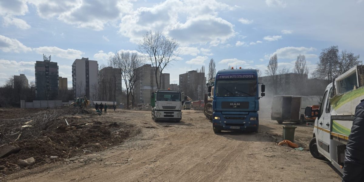 Poluarea aerului din București ajunge din nou pe agenda publică, după ce autoritățile au instalat zeci de amenzi și au impus măsuri stricte pentru combaterea creșterii concentrațiilor de particule nocive în atmosferă