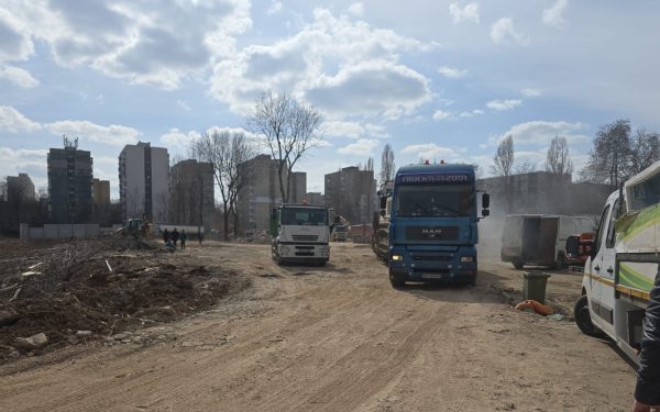 Poluarea aerului din București ajunge din nou pe agenda publică, după ce autoritățile au instalat zeci de amenzi și au impus măsuri stricte pentru combaterea creșterii concentrațiilor de particule nocive în atmosferă