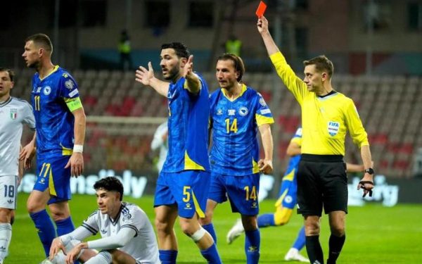 Italia obține o victorie chinuită în fața BiH, după un moment controversat pe final Italia a câștigat meciul împotriva Bosniei și Herțegovina cu scorul de 1-0, după o deschidere promițătoare și o serie de greșeli individuale ce au marcat partida