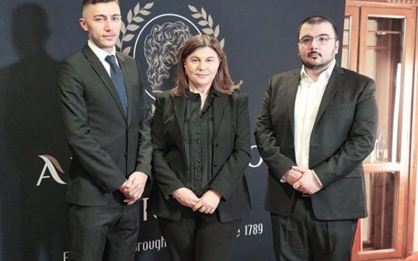 Alexandrion Group își propune să atingă afaceri de aproape 1 miliard de lei în 2025, consolidându-și poziția de lider pe piața băuturilor spirtoase din România Afacerea românească Alexandrion Group vizează o creștere semnificativă în următorii doi ani, cu planuri de a ajunge la o cifră de afaceri de 830 de milioane de lei în 2025