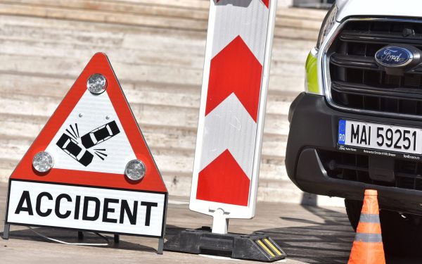 Trafic blocat pe DN10 după un grav accident în zona Buzău, autoritățile intervenind prompt pentru gestionarea situației Un accident rutier grav a avut loc în această dimineață pe drumul național DN10, în apropiere de Buzău, implicând o autocisternă și patru autoturisme