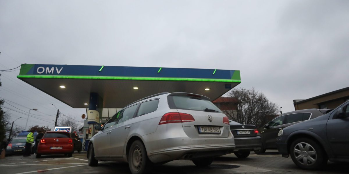 Guvernul anunță măsuri consistente pentru estomparea impactului creșterii prețurilor la carburanți Autoritățile române au decis implementarea unor măsuri menite să sprijine consumatorii în fața creșterii prețurilor la combustibili, în contextul turbulențelor internaționale