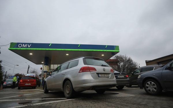 Guvernul anunță măsuri consistente pentru estomparea impactului creșterii prețurilor la carburanți Autoritățile române au decis implementarea unor măsuri menite să sprijine consumatorii în fața creșterii prețurilor la combustibili, în contextul turbulențelor internaționale