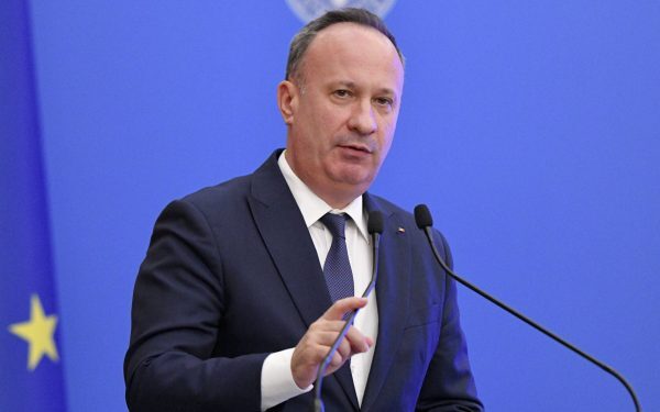 Piața globală a fost zguduită săptămâna trecută de o adevărată furtună financiară: peste 6.800 de miliarde de dolari au fost „evaporate” din valorile investitorilor, într-una dintre cele mai violente corecții recente
