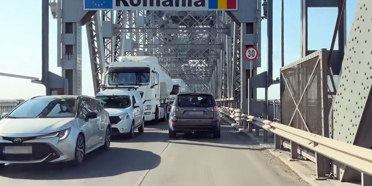Atenționare dură pentru călătorii români în Bulgaria: Podul Prieteniei se închide temporar pentru reparații de urgență Circulația pe Podul Prieteniei, legătura vitală între Giurgiu și Ruse, va fi suspendată pentru toate categoriile de vehicule joi, între orele 10:00 și 15:00, întrucât autoritățile bulgare au anunțat că este necesară efectuarea unor reparații de urgență la suprafața drumului