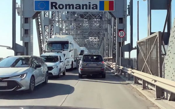 Atenționare dură pentru călătorii români în Bulgaria: Podul Prieteniei se închide temporar pentru reparații de urgență Circulația pe Podul Prieteniei, legătura vitală între Giurgiu și Ruse, va fi suspendată pentru toate categoriile de vehicule joi, între orele 10:00 și 15:00, întrucât autoritățile bulgare au anunțat că este necesară efectuarea unor reparații de urgență la suprafața drumului