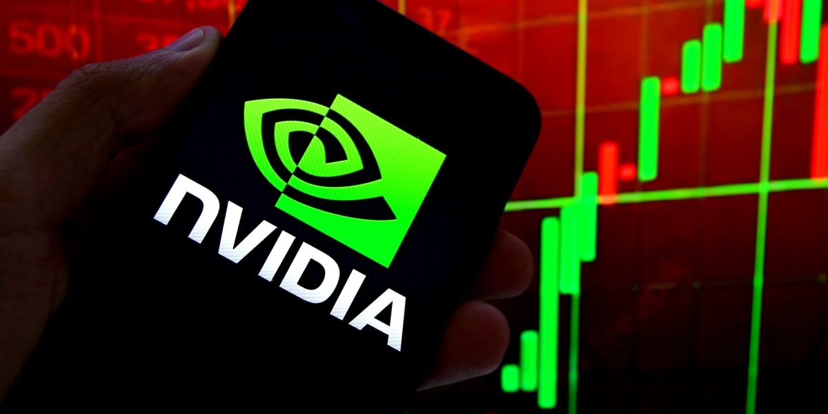 Nvidia, compania emblematică a revoluției în inteligența artificială, se află în centrul atenției pieței financiare pentru că, de trei ani încoace, depășește sistematic previziunile analiștilor, transformându-se într-un simbol al boom-ului tehnologic
