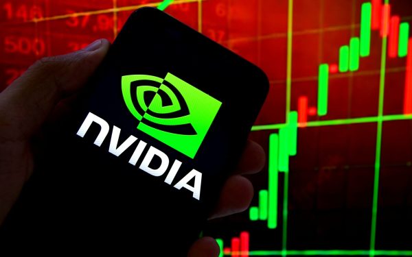 Nvidia, compania emblematică a revoluției în inteligența artificială, se află în centrul atenției pieței financiare pentru că, de trei ani încoace, depășește sistematic previziunile analiștilor, transformându-se într-un simbol al boom-ului tehnologic