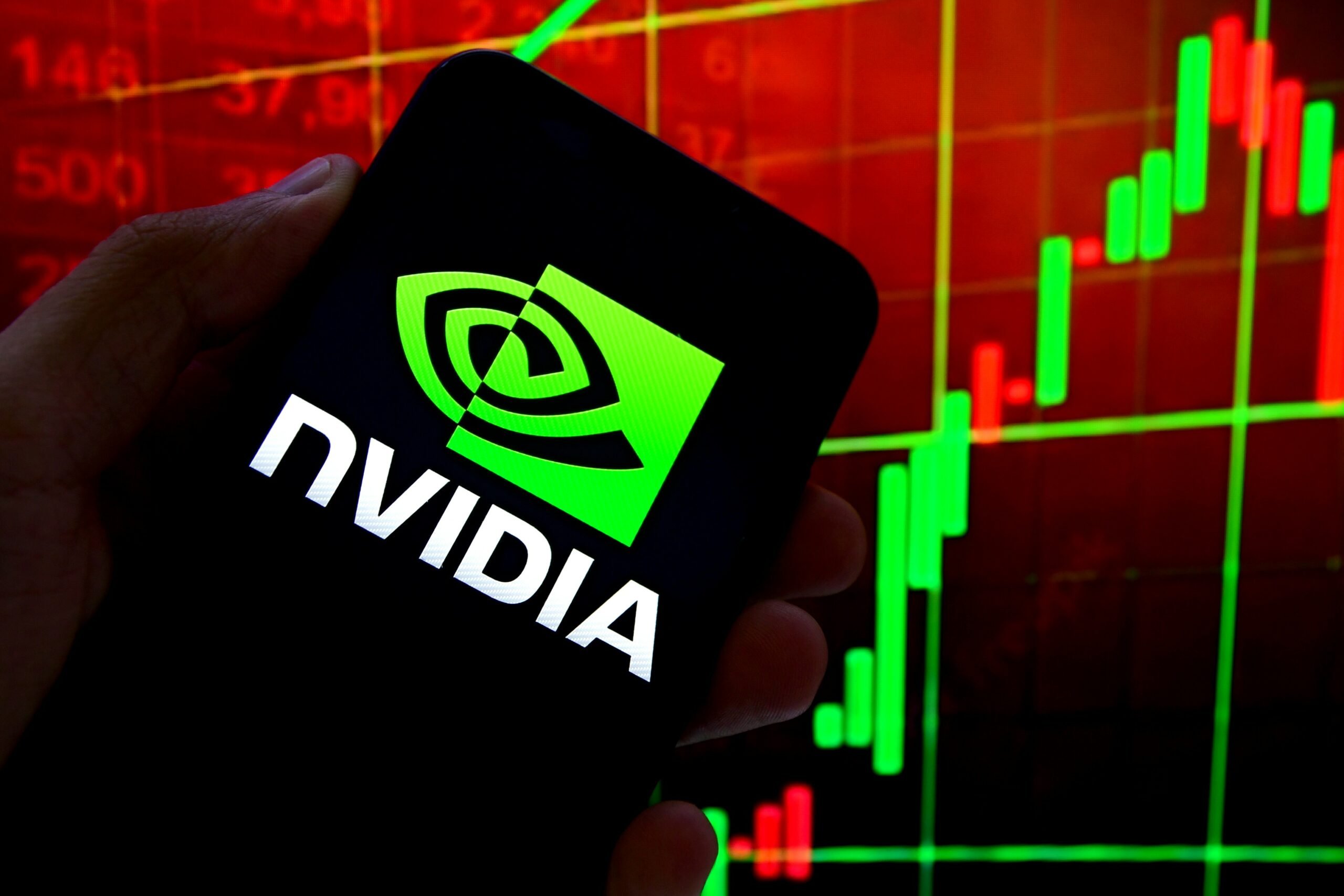 Nvidia, compania emblematică a revoluției în inteligența artificială, se află în centrul atenției pieței financiare pentru că, de trei ani încoace, depășește sistematic previziunile analiștilor, transformându-se într-un simbol al boom-ului tehnologic