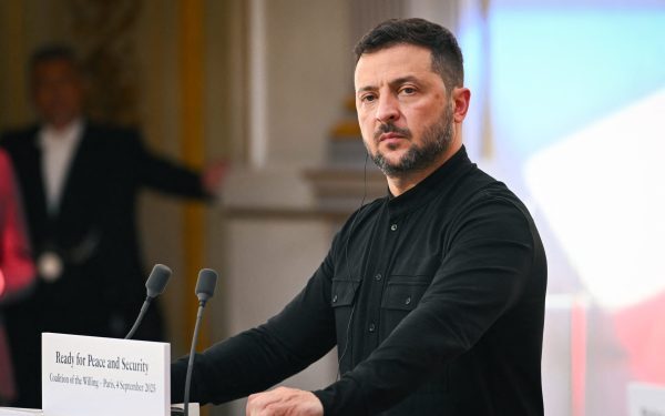 Președintele Ucrainei, Volodimir Zelenski, efectuează o vizită oficială în România, moment care captează atenția nu doar prin importanța simbolică, ci și prin subiectele concrete de pe agenda discuțiilor bilaterale