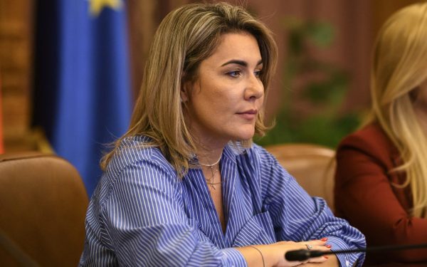 Gestionarea deficitară a crizei cetățenilor români din Orientul Mijlociu a stârnit scandal și suspiciuni de neprofesionalism Situația cetățenilor români aflați în regiunea instabilă a Orientului Mijlociu a ajuns într-un punct critic, iar răspunsurile oficiale oferite de autorități ridică semne de întrebare serioase asupra responsabilității și competenței Ministerului Afacerilor Externe
