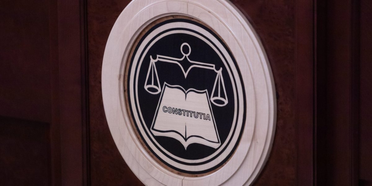 Avocatul Poporului a sesizat Curtea Constituțională pe marginea ordonanței de urgență adoptate de Guvern privind reforma administrației publice, considerând că măsura este neconstituțională și poate avea consecințe negative atât pe plan juridic, cât și social