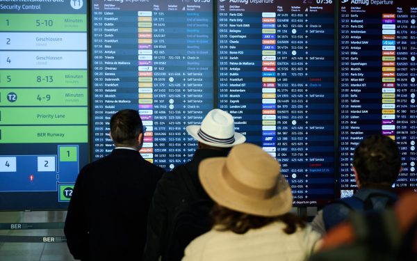 Zborurile anulate din cauza situațiilor neprevăzute devin tot mai frecvente, iar pasagerii trebuie să fie informați corect despre drepturile lor, conform Regulamentului European nr