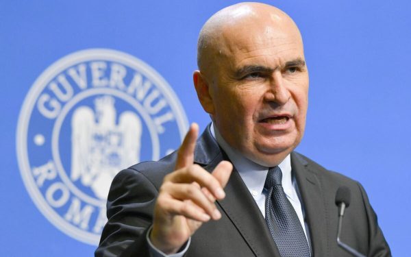 Ilie Bolojan, premierul României, a clarificat aspectele legate de posibilitatea introducerii serviciului militar obligatoriu, într-un context guvernamental în continuă schimbare și în urma creșterii tensiunilor geopolitice la nivel european