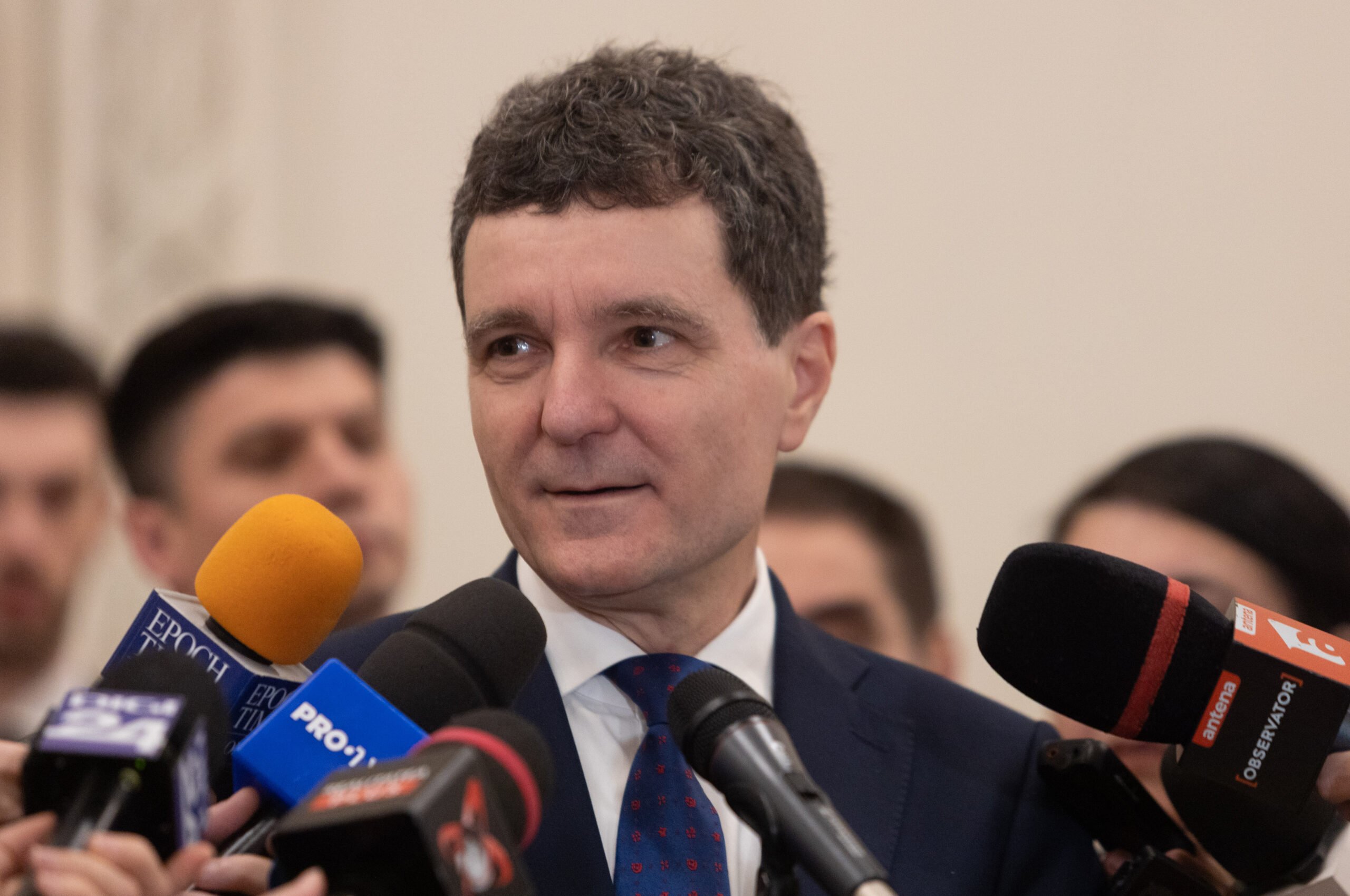 Nicușor Dan, președintele orașului București, se află în centrul unui scandal legat de diferențele dintre declarațiile sale de avere și informațiile oficiale emise de autoritățile locale din Predeal