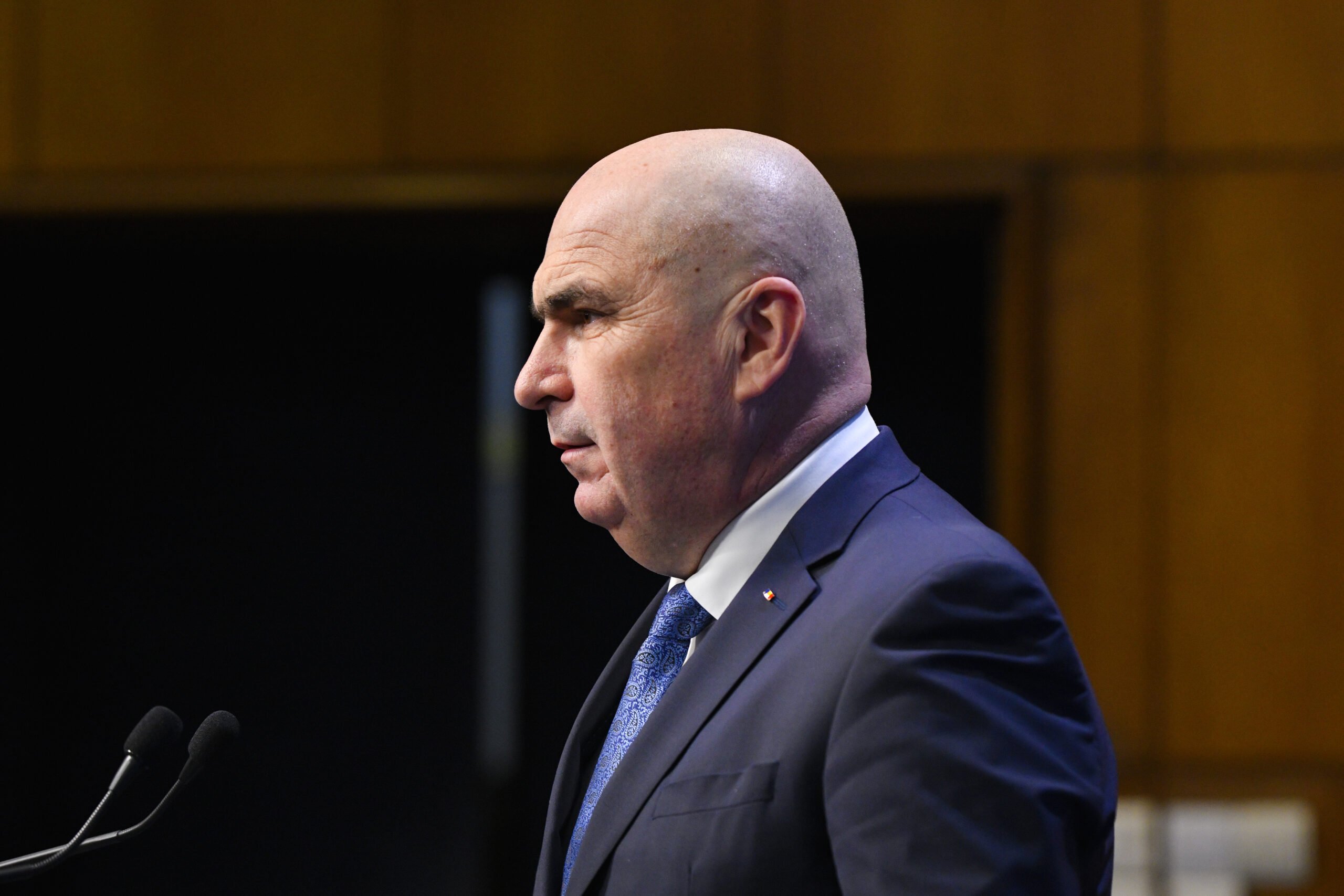 Tensiunile din Orientul Mijlociu influențează prețurile la petrol și benzină în România, iar oficialii transmit mesaje lipsite de certitudine Criza din Orientul Mijlociu, amplificată de evenimentele recente din Iran și conflictul dintre Israel și Gaza, aduce în prim-plan posibilele creșteri ale prețurilor la carburanți