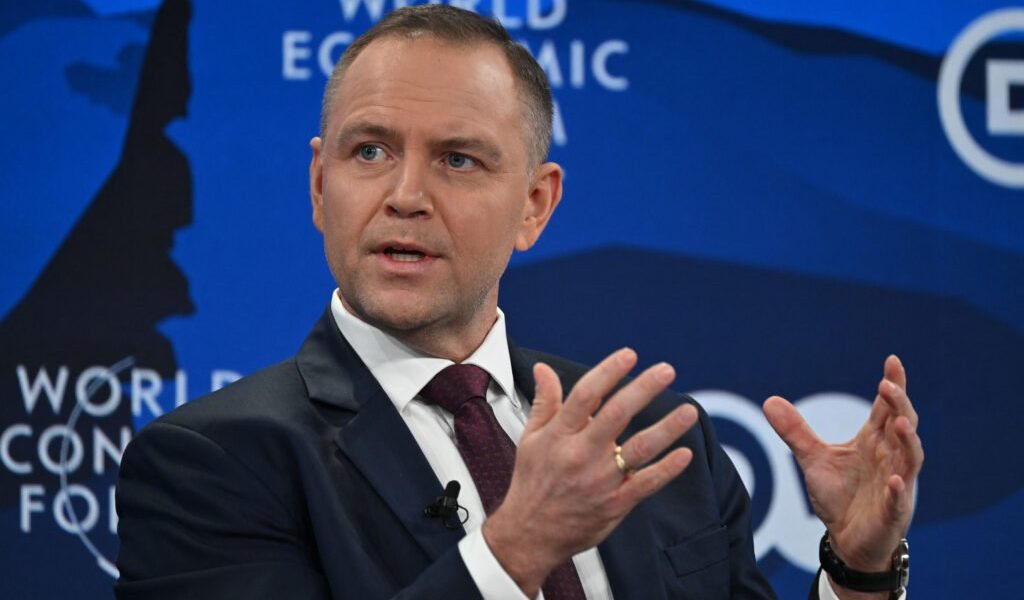 Polonia reduce beneficiile sociale pentru refugiații ucraineni, după patru ani de sprijin continuu Polonia a adoptat joi o nouă lege ce limitează accesul refugiaților ucraineni la diverse beneficii sociale, marcând o schimbare semnificativă în politica de sprijin pentru cei care fug de război