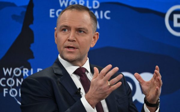 Polonia reduce beneficiile sociale pentru refugiații ucraineni, după patru ani de sprijin continuu Polonia a adoptat joi o nouă lege ce limitează accesul refugiaților ucraineni la diverse beneficii sociale, marcând o schimbare semnificativă în politica de sprijin pentru cei care fug de război