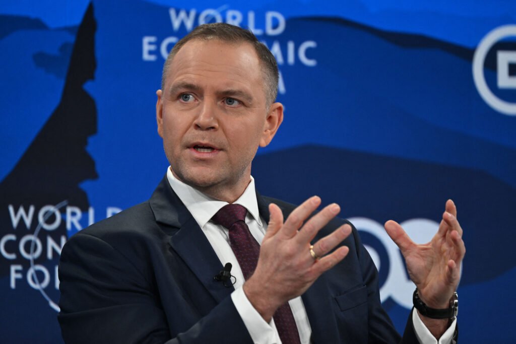 Polonia reduce beneficiile sociale pentru refugiații ucraineni, după patru ani de sprijin continuu Polonia a adoptat joi o nouă lege ce limitează accesul refugiaților ucraineni la diverse beneficii sociale, marcând o schimbare semnificativă în politica de sprijin pentru cei care fug de război