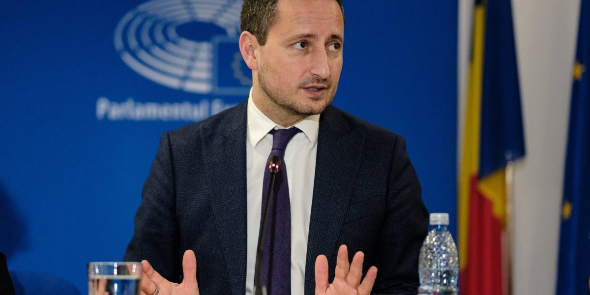 Dezbateri intense la Strasbourg: drepturi sociale, criza locuințelor și tensiuni în Orientul Mijlociu În aceste zile, ordinea de zi a Parlamentului European, în plenul de la Strasbourg, este dominată de teme fierbinți care influențează direct viața cetățenilor din Uniunea Europeană