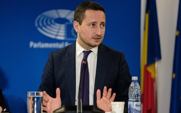 Dezbateri intense la Strasbourg: drepturi sociale, criza locuințelor și tensiuni în Orientul Mijlociu În aceste zile, ordinea de zi a Parlamentului European, în plenul de la Strasbourg, este dominată de teme fierbinți care influențează direct viața cetățenilor din Uniunea Europeană