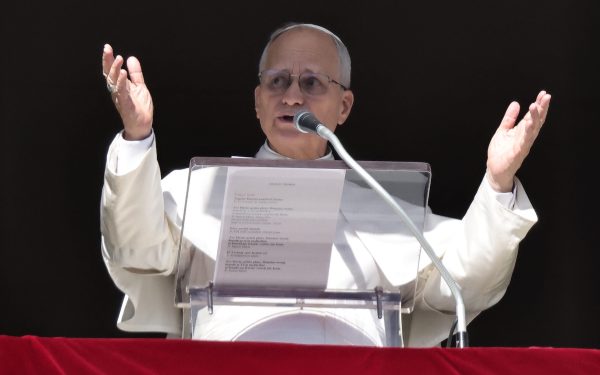 Papa Leon al XIV-lea face un apel emoționant la încetarea focului și la reluarea dialogului în Orientul Mijlociu Papa Leon al XIV-lea a chemat duminică la oprirea bombardamentelor și la revenirea la negocieri pașnice în regiunea fierbinte a Orientului Mijlociu, subliniind pericolul unei extinderi a conflictelor care amenință pacea în zonă