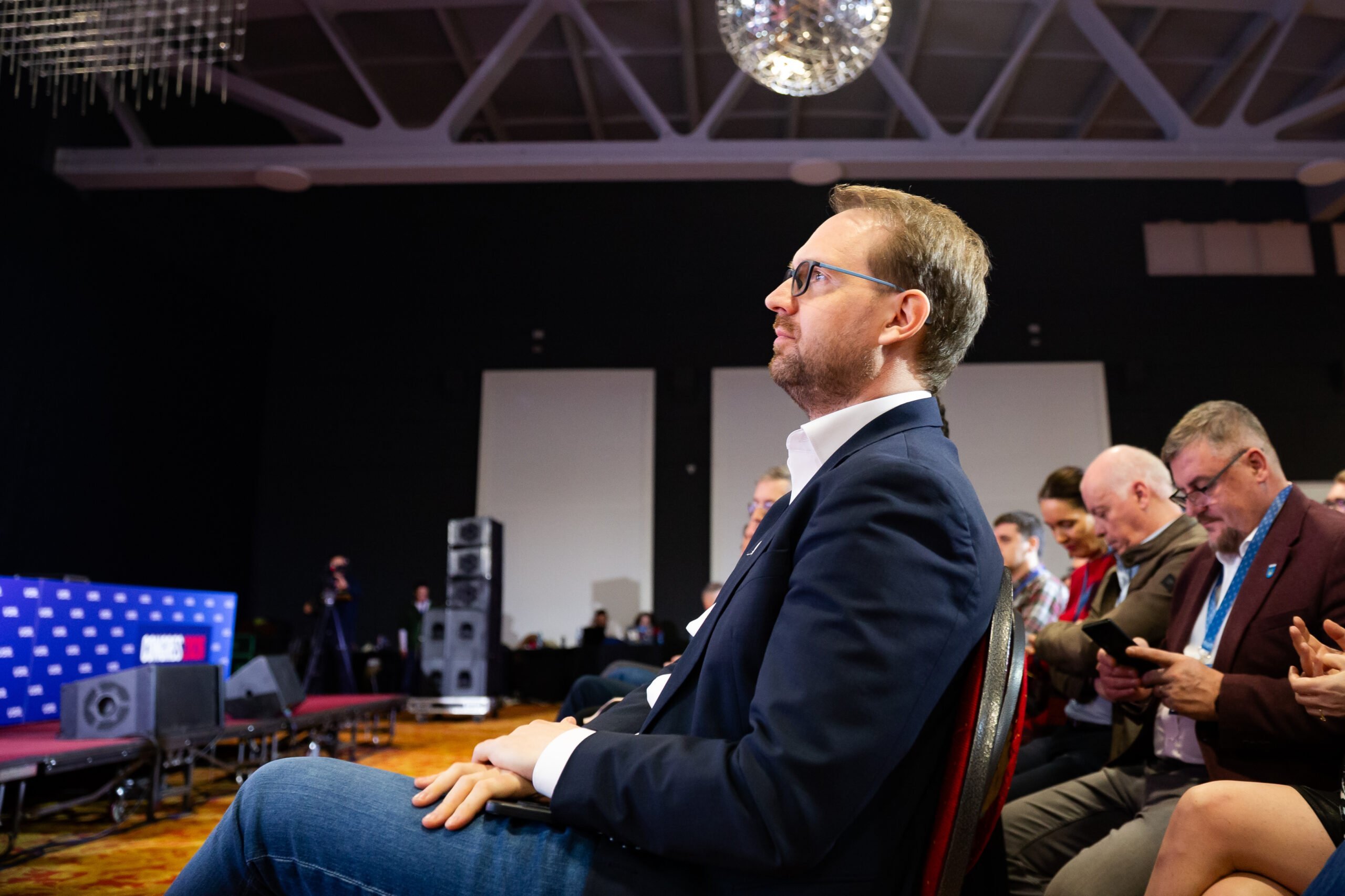 România, mai protejată temporar față de inflație și scumpiri, dar cu semne de alarmă pe orizont Situația prețurilor la carburanți în România este, momentan, mai stabilă comparativ cu alte țări europene, însă experții avertizează că această „pauză” ar putea fi de scurtă durată