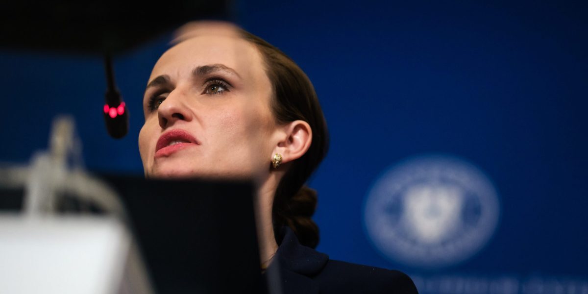 Ministrul român de Externe, Oana Țoiu, este în centrul unui scandal ce zguduie momentan scena politică și diplomatică a României