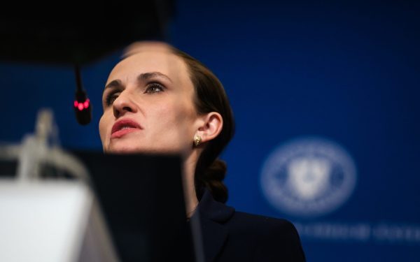 Ministrul român de Externe, Oana Țoiu, este în centrul unui scandal ce zguduie momentan scena politică și diplomatică a României