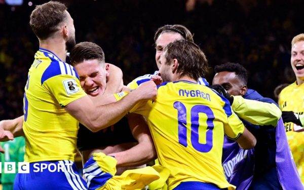 VIKTOR GYOKERES A ADUS SWEDEN la Cupa Mondială după un gol dramatic în minutul 88 Sweden a câștigat meciul decisiv împotriva Poloniei, scor 3-2, în finala play-off-ului pentru calificarea la Campionatul Mondial din vară, grație unui gol marcat de Viktor Gyokeres în ultimele minute ale prelungirilor