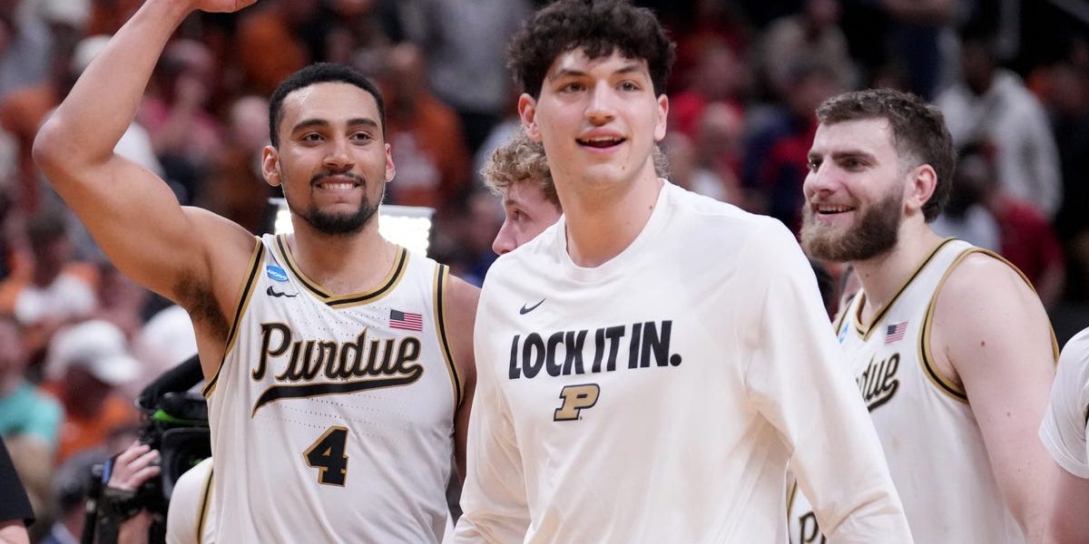 Purdue Boilermakers au reușit o performanță deosebită marți noapte, în timp ce au învins Texas Longhorns cu scorul de 79-77, în meciul din Top 16 al March Madness, menținându-și șansele de a ajunge în finala competiției NCAA