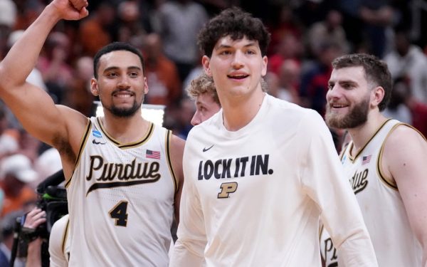 Purdue Boilermakers au reușit o performanță deosebită marți noapte, în timp ce au învins Texas Longhorns cu scorul de 79-77, în meciul din Top 16 al March Madness, menținându-și șansele de a ajunge în finala competiției NCAA