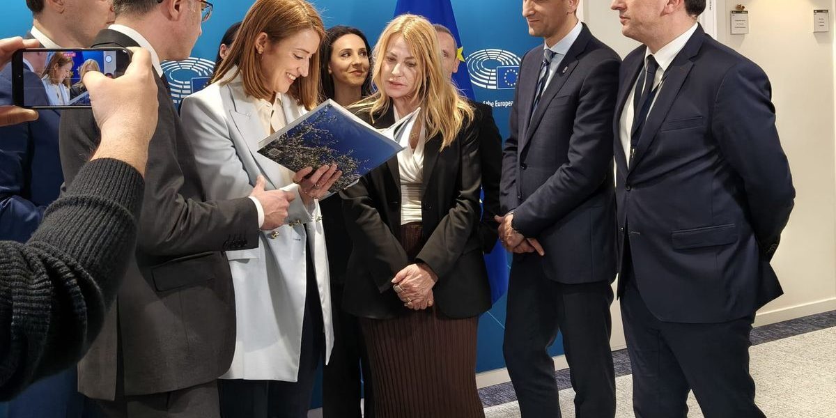 Nadia Comăneci, simbolul gimnasticii românești, a făcut, pentru prima dată, pasul oficial în sediul ParlamentuluiEuropean, marcând astfel începutul celebrelor evenimente din anul dedicat aniversării a 50 de ani de la performanța istorică de la Montreal