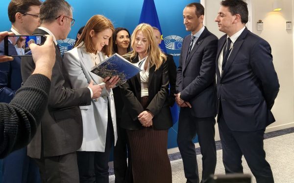 Nadia Comăneci, simbolul gimnasticii românești, a făcut, pentru prima dată, pasul oficial în sediul ParlamentuluiEuropean, marcând astfel începutul celebrelor evenimente din anul dedicat aniversării a 50 de ani de la performanța istorică de la Montreal