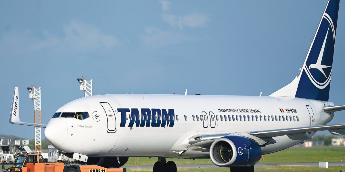 Tarom organizează zboruri speciale pentru evacuarea cetățenilor români din zonele de conflict din Orientul Mijlociu Compania națională de transport aerian TAROM a anunțat recent planurile sale de a opera zboruri speciale menite să aducă în sigurantă cetățenii români aflați în pericol în zonele aflate în centrul conflictelor din Orientul Mijlociu