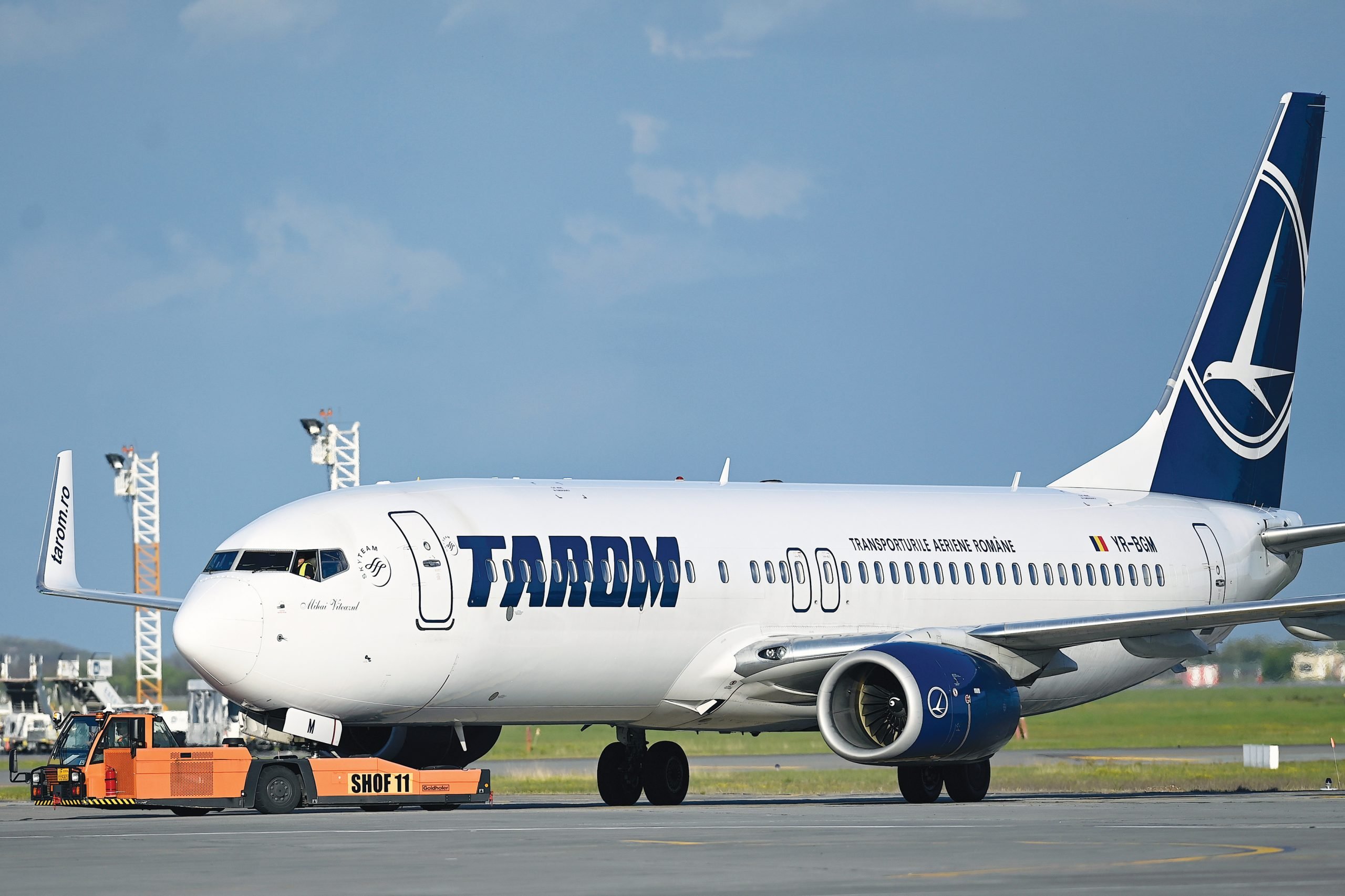 Tarom organizează zboruri speciale pentru evacuarea cetățenilor români din zonele de conflict din Orientul Mijlociu Compania națională de transport aerian TAROM a anunțat recent planurile sale de a opera zboruri speciale menite să aducă în sigurantă cetățenii români aflați în pericol în zonele aflate în centrul conflictelor din Orientul Mijlociu