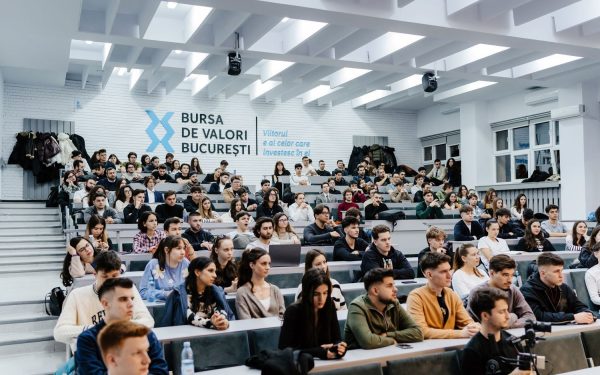 În jurul apusului unei zile geroase de februarie, clădirea emblematică a Universității din București, cunoscută drept Academia de Studii Economice, părea să devină un refugiu plin de viață, nu doar pentru studenți, ci și pentru o întreagă paletă de întrebări nerostite și curiozități