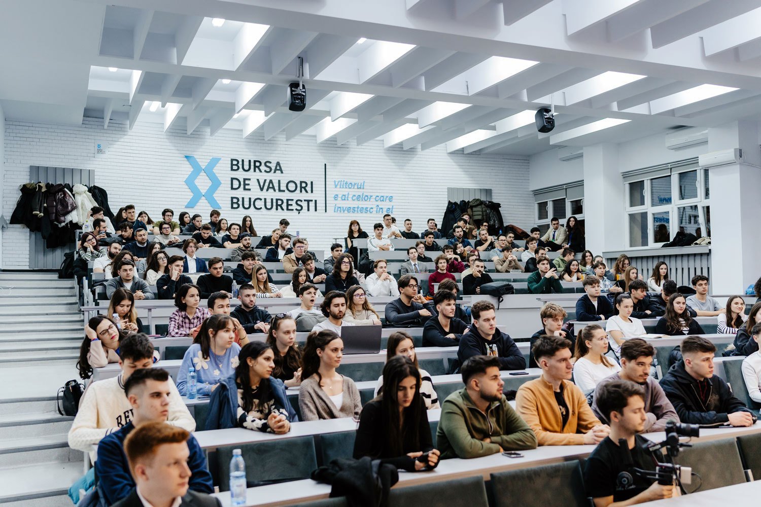 În jurul apusului unei zile geroase de februarie, clădirea emblematică a Universității din București, cunoscută drept Academia de Studii Economice, părea să devină un refugiu plin de viață, nu doar pentru studenți, ci și pentru o întreagă paletă de întrebări nerostite și curiozități