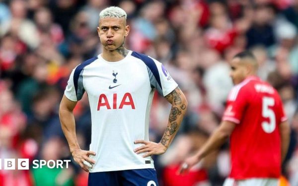 Tottenham, în criză profundă după eșecul de acasă în fața Nottingham Forest Spectacolul de pe Tottenham High Road s-a transformat rapid într-unul al dezamăgirii, după ce victoria promisă s-a transformat într-un failure dureros pentru gazde