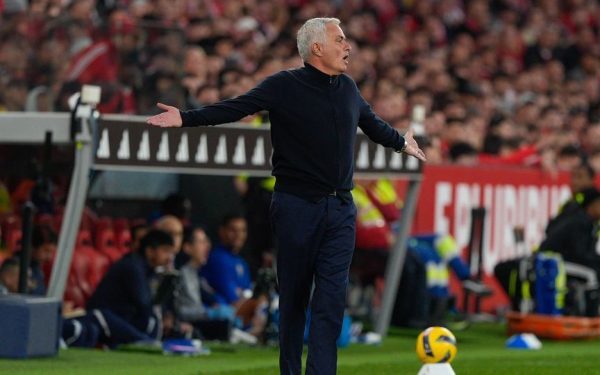 Mourinho revine pe banca tehnică a Benfica, după decizia Tribunalului Arbitral al Sportului Echipă din Benfica va avea începând de astăzi o nouă față pe bancă, după o perioadă în care Jose Mourinho a fost suspendat following incidentelor din cadrul meciului împotriva FC Porto