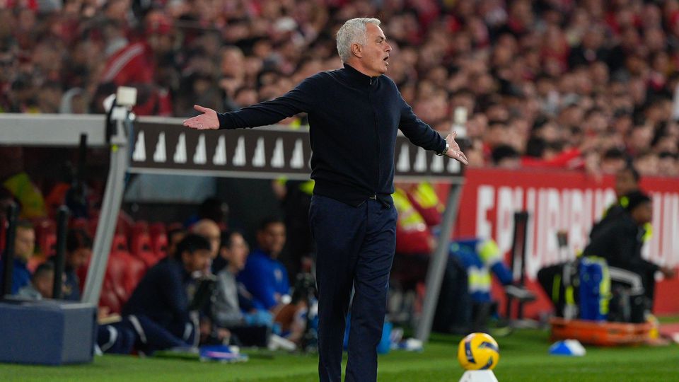 Mourinho revine pe banca tehnică a Benfica, după decizia Tribunalului Arbitral al Sportului Echipă din Benfica va avea începând de astăzi o nouă față pe bancă, după o perioadă în care Jose Mourinho a fost suspendat following incidentelor din cadrul meciului împotriva FC Porto