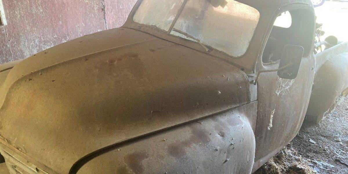 O comoară auto hiddenă din Statele Unite a ieșit, din nou, la iveală, după ce o camionetă Studebaker din 1949, ce fusese uitată într-un hambar din California, a fost descoperită de un entuziast pasionat de mașini clasice