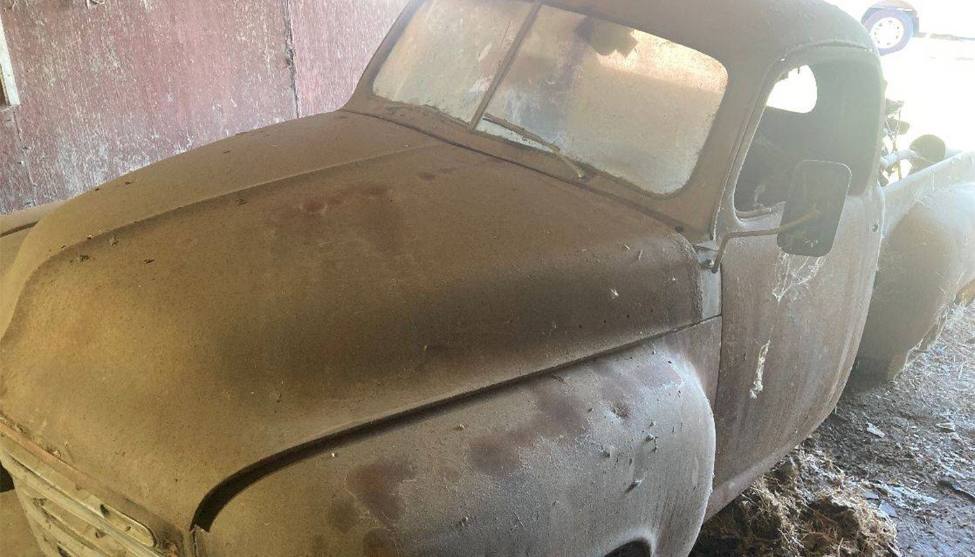 O comoară auto hiddenă din Statele Unite a ieșit, din nou, la iveală, după ce o camionetă Studebaker din 1949, ce fusese uitată într-un hambar din California, a fost descoperită de un entuziast pasionat de mașini clasice