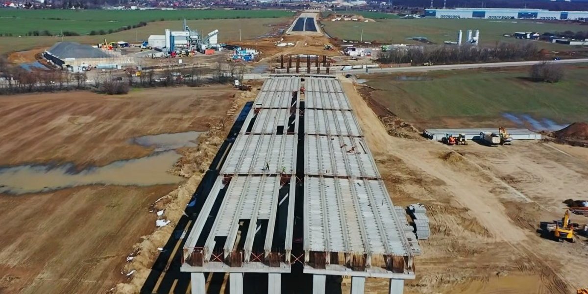 Lucrările de la șantierul autostrăzii A0 Nord, între București și Otopeni, avansează cu rapiditate, iar primul segment al tronsonului promite să fie deschis circulației în această vară