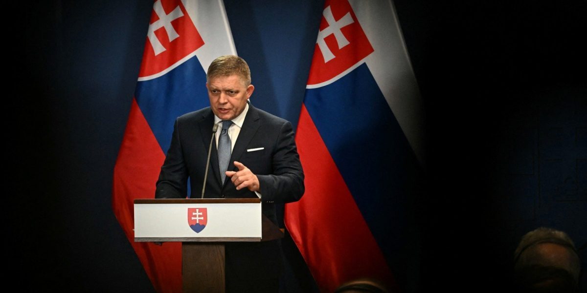 Premierul slovac Robert Fico face un pas înapoi: anunț oficial despre abrogarea legii privind avertorii de integritate Premierul slovac, Robert Fico, a anunțat miercuri decizia guvernului său de a abroga legea adoptată în decembrie anul trecut, care prevedea desființarea biroului avertorilor de integritate, o instituție esențială în lupta împotriva corupției și a influenței nepotrivite în sectorul public